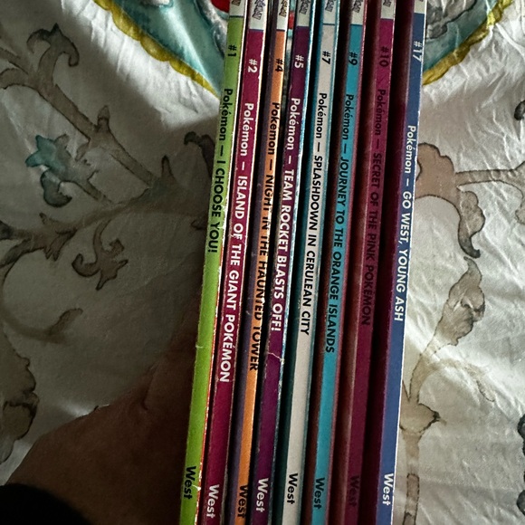 8 Kids Scholastic Pokémon books - Picture 3 of 3